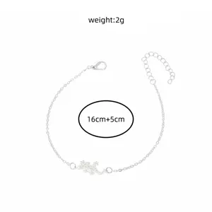 Detailaufnahme des modischen Gecko Anhänger Armbands mit filigranem Metall Kettendesign.