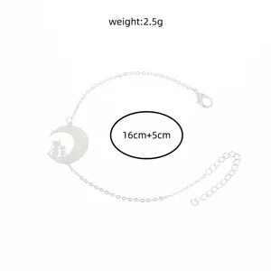 Detailansicht des silbernen Katzen- und Mondanhänger-Armbands mit Verlängerungskette.