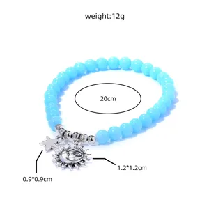 Blaues Perlen-Stretcharmband mit silbernen Sonnen- und Sternanhängern, leichter Schmuck.