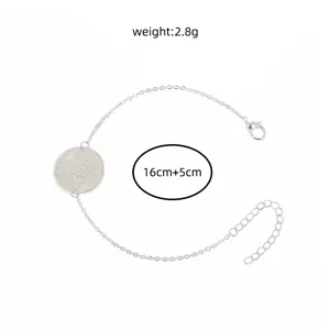 Silberner Lebensbaum Charm Armband Detailansicht mit feiner Gliederkette und schönem Anhänger.