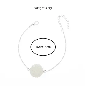 Detailansicht des leuchtenden runden filigranen Charm-Armbands für Damen, Länge 16+5cm.