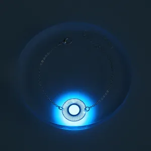 Leuchtendes Armband im Dunkeln Detailansicht, mit rundem hohlem fluoreszierendem Anhänger Design.