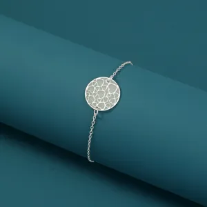 Nahaufnahme Detailansicht des leuchtenden Herz Anhänger Silberketten Armbands.