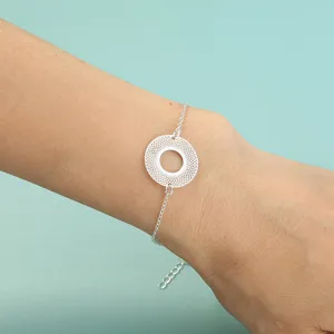 Silberfarbenes Metall geometrisches hohles rundes Anhänger Armband Handgelenk Detail