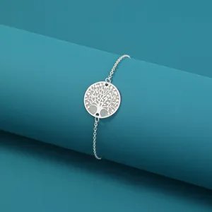 Nahaufnahme des silbernen leuchtenden Lebensbaum Armbands, perfektes Schmuckdetail.