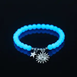 Leuchtende Perlen Armband mit Stern und Sonne Anhänger für schöne modische Damen Schmuck.