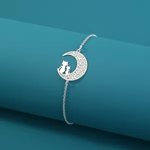 Exquisites silbernes Mondsichel- und Katzenarmband, elegantes Accessoire für Damen.