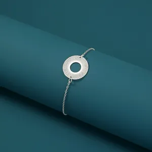 Nahaufnahme Detail des silbernen geometrischen hohlen runden Anhänger Armbands für Damen.
