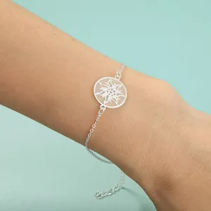 Filigranes silbernes Metallarmband mit rundem Sonnenanhänger Detailaufnahme für Damen.