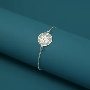 Elegantes silbernes Armband mit rundem Anhänger und leuchtendem Sonnenmotiv für Damen.