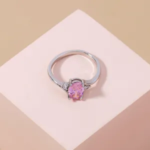 Dettaglio anello con zircone rosa elegante, pietra centrale brillante e pavé delicato.