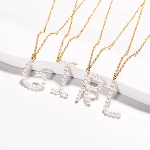 Elegante collana con lettere di perle placcate in oro set G I R L, gioiello minimalista chic.