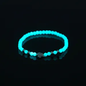 Detaillierte Nahaufnahme eines leuchtenden Perlenarmbands mit dunkler Schildkröte.