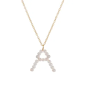 Collana con ciondolo lettera A in perle placcate oro donna gioiello moda dettaglio vista.