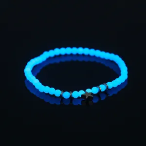 Leuchtendes blaues Perlenarmband mit schwarzem Stern Anhänger elastischer Modeschmuck Damen