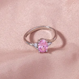 Dettaglio anello zircone rosa, fascia argentata minimalista, gioiello elegante donna.