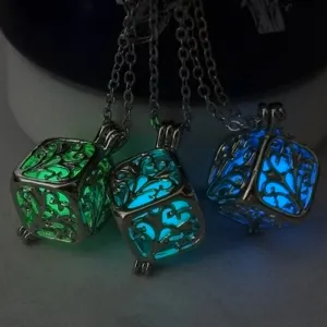 Collana con ciondolo quadrato cavo luminoso con catena, gioielli di modo con design ad albero.