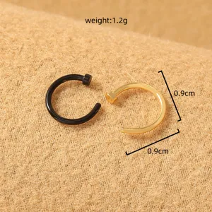 Detailopname van niet-piercing hoefijzer neusringen in zwart en goud, met weergave van de maat.