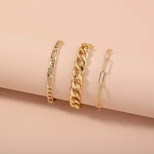 Vista detallada del juego de pulseras de cadena dorada de tres piezas con varios estilos.