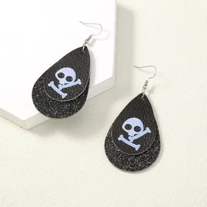 Halloween Totenkopf Lederohrringe Detailaufnahme, schwarzer Tropfen Ohrgehaenge fuer Damen.