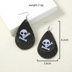Nahaufnahme von Halloween Totenkopf Kunstleder Ohrringen mit Glitzer Textur, 6.2cm Größe.