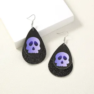 Detailansicht der Halloween Totenkopf Ohrringe, Punk Stil doppellagiges PU Leder Ohrschmuck für Damen.