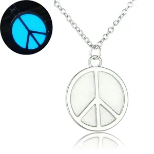Primo piano della collana con ciondolo simbolo di pace luminoso al buio effetto blu.