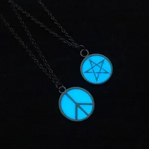 Collana con Pendente a Luna Luminosa in Lega di Moda per Uomo Donna Glow In The Dark Peace Sign Star Heart Letter Pendant Gioielli