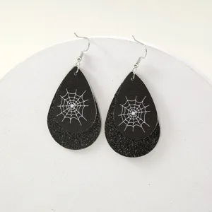 Schwarze Halloween Ohrringe im Tropfendesign mit Spinnennetz und glitzernden Details.