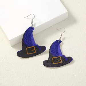 Nahaufnahme von Halloween Hexenhut PU Leder Ohrringen mit stilvollem Metall Haken Design.