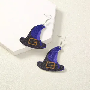 Detailaufnahme von Halloween Hexenhut Leder Ohrringen, einzigartiger Feiertags Schmuck.