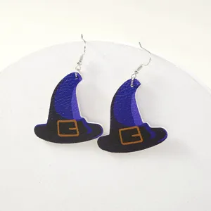 Detaillierte Nahaufnahme von Halloween Hexenhut Lederohrringen mit Metallhaken und Schnallen.