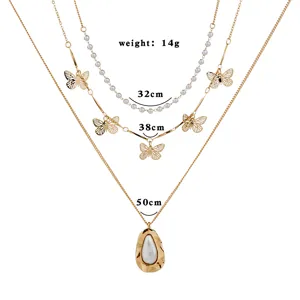 Collier multicouche perle papillon, design minimaliste, chaîne en métal élégante pour femmes.