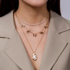 Collier multicouche minimaliste pour femmes avec perles et pendentifs papillons.