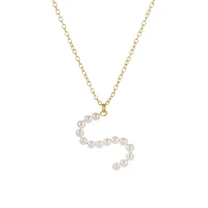 Collana con perle dorate e ciondolo a lettera, gioiello minimalista per donna chic.
