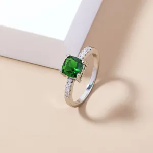 Primo piano molto dettagliato dell'anello in zircone verde con pavé sul gambo.