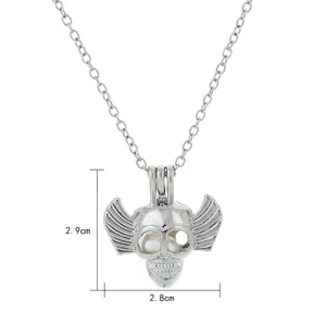 Silberne geflügelte Totenkopf Käfig Anhänger Halskette mit Perle Perlenaccessoire.