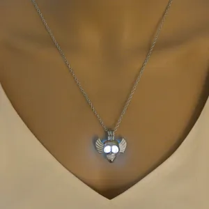 Leuchtende Totenkopf Halskette mit Flügeln, perfekter Halloween Gothic Schmuck Artikel.