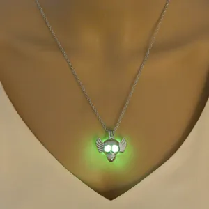 Leuchtender Totenkopf Anhänger Halskette, stilvoller Gothic Halloween Schmuck für Damen.