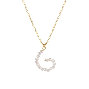 Primo piano dettagliato della collana elegante con catena dorata e ciondolo a lettera.