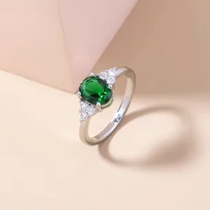 Splendido anello argentato con una elegante gemma verde ovale e pietre zircone brillanti.