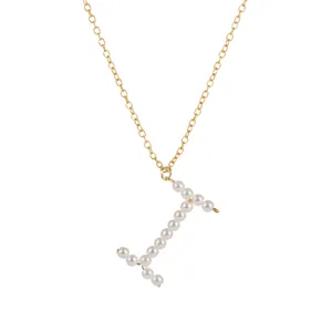 Elegante collana con catena in oro e ciondolo lettera J in perle per donne e ragazze chic.