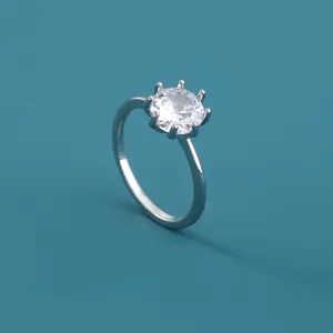 Primo piano dettagliato di un anello solitario classico a sei griffe con uno zircone.