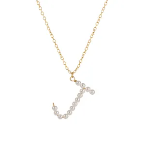 Elegante collana a catena d'oro con delicato ciondolo lettera J di perle per donna chic.