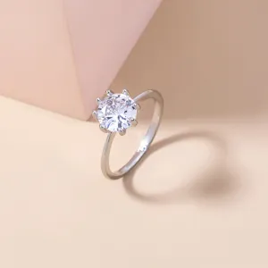 Anello solitario minimalista in zircone rotondo a 6 griffe, dettaglio elegante versatile
