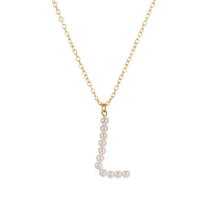 Collana con catena dorata e ciondolo a lettera in perle per uno stile minimalista quotidiano.