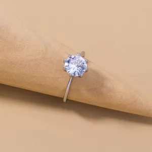 Elegante anello color argento con uno zircone cubico rotondo brillante e montatura a sei griffe.
