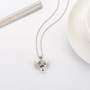Nahaufnahme einer gotischen Totenkopf Flügel Anhänger Halskette, edle Metallkette, Geschenk.