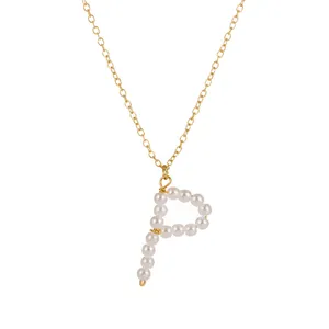 Collana con catena placcata in oro con ciondolo a lettera P in perle finte da donna.