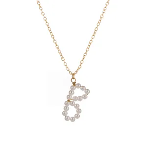 Collana con catena dorata e ciondolo lettera di perle, gioiello semplice donna tutti i giorni.
